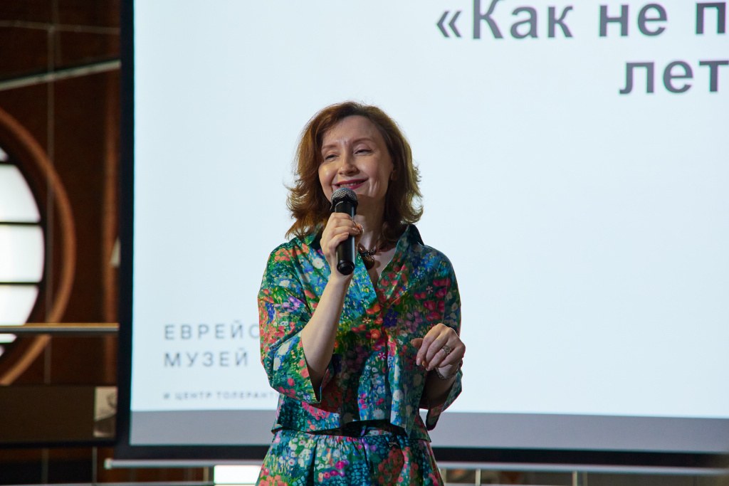 Елена Горинова читает стендап на открытии летней программы