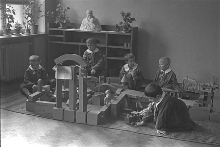 Семейная экскурсия «Советское детство» по выставке «Истоки советской фотографии. 1920–1930-е годы» из коллекции Галереи Люмьер